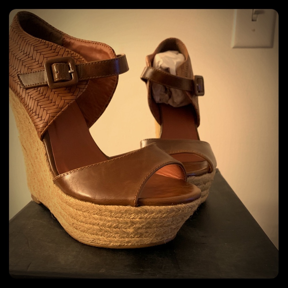 Peep toe wedge